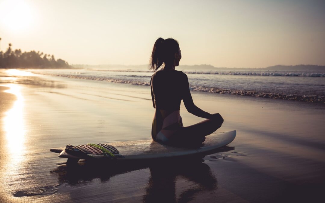 Mentale Stärke im Sport alles nur Kopfsache, Frau sitzt auf Surfbrett und visualisiert